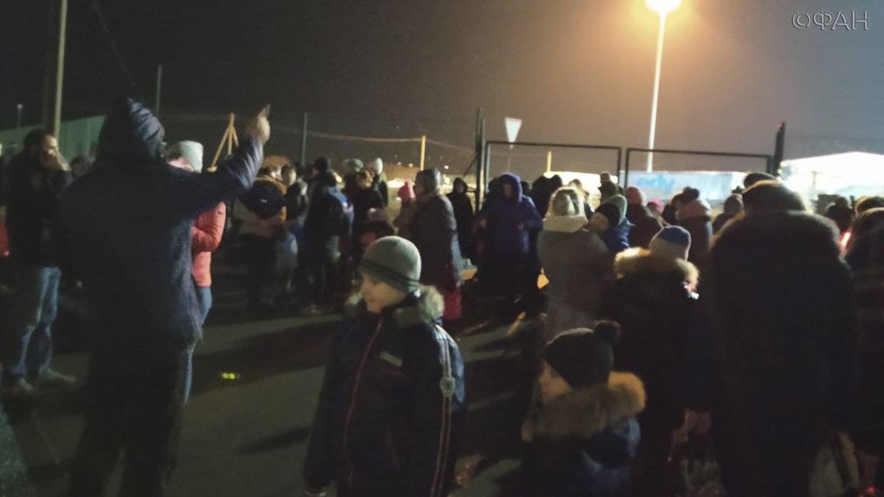 Бегущие от войны: корреспондент ФАН встретил первые автобусы с беженцами на границе ДНР и Ростовской области