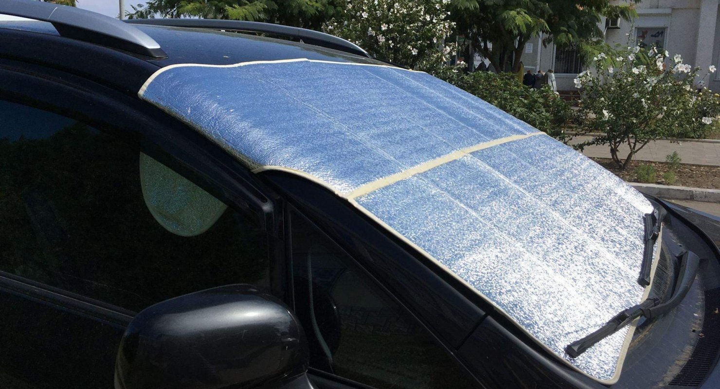 Снаружи или изнутри: как правильно использовать солнцезащитный экран для лобового стекла