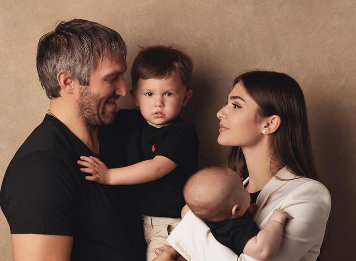    Александр Овечкин с семьейalexander-ovechkin.com