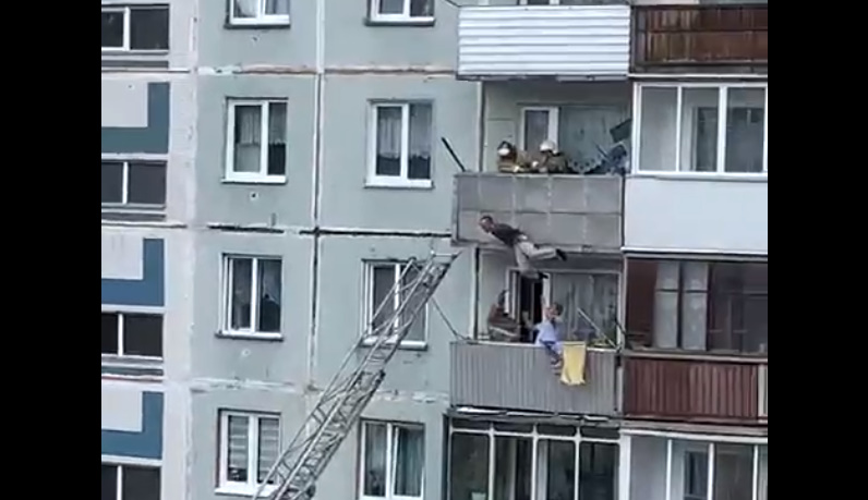 В Новокузнецке спасатели сняли с балкона неадекватного “человека-паука”