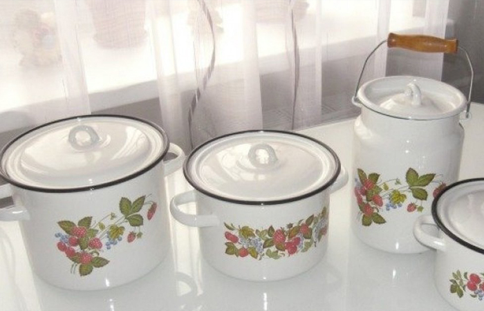 Эмалированную посуду часто украшали рисунками с цветами, фруктами или зверятами/ фото: pikabu.ru