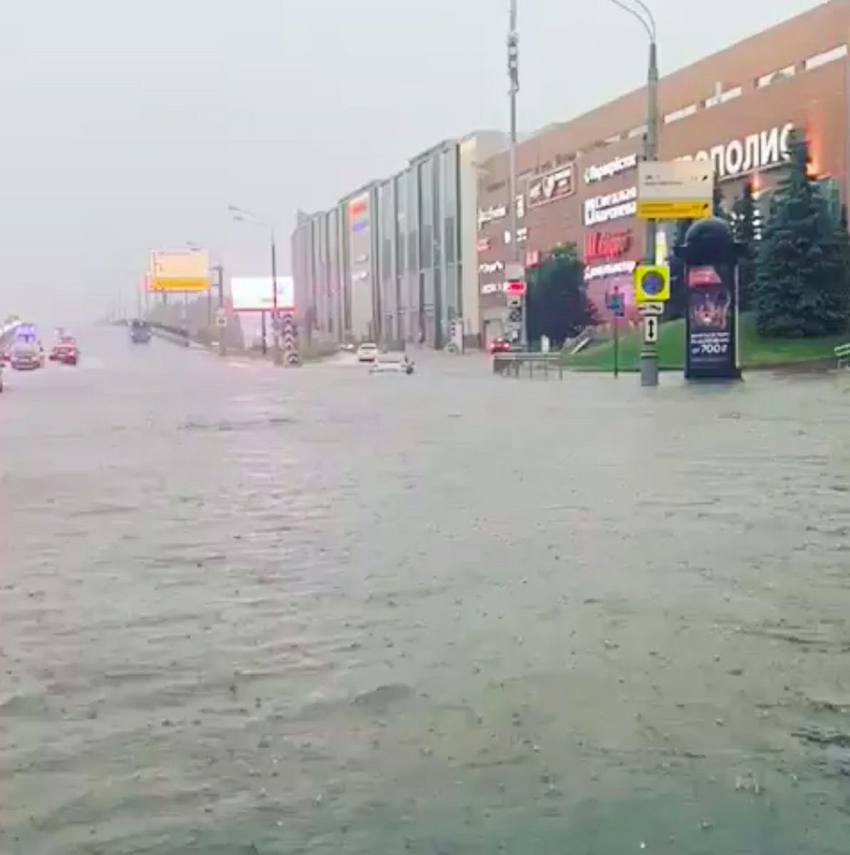 В Тольятти на Юбилейной огромный потоп: прорвало водопровод