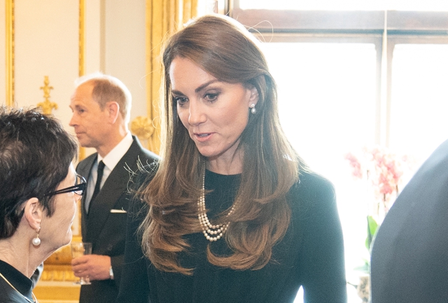 Кейт Миддлтон появилась на приеме в Букингемском дворце в ожерелье Елизаветы II