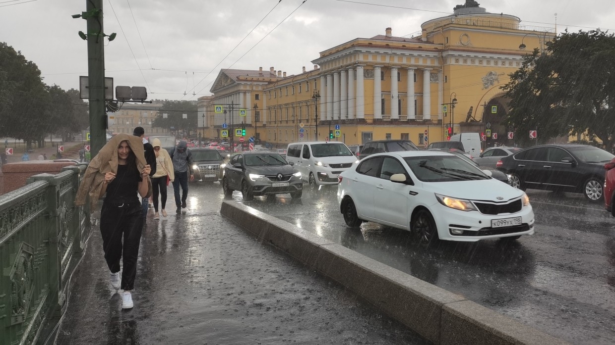 Врач назвал способ не допустить переохлаждения, если дождь застал врасплох Общество