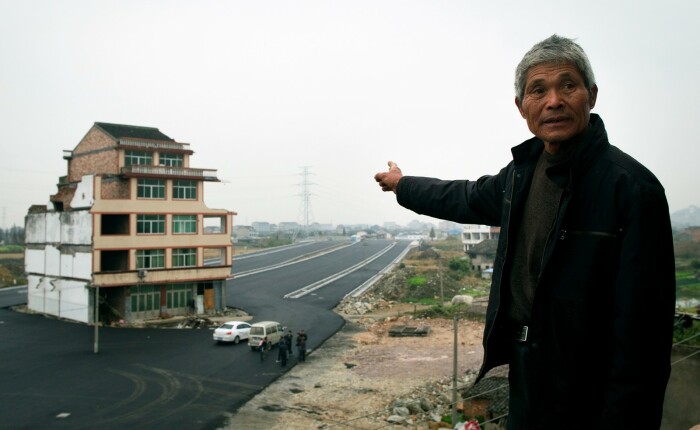 Что за странные дома торчат прямо посреди шоссе в некоторых местах Китая о недвижимости,ремонт и строительство