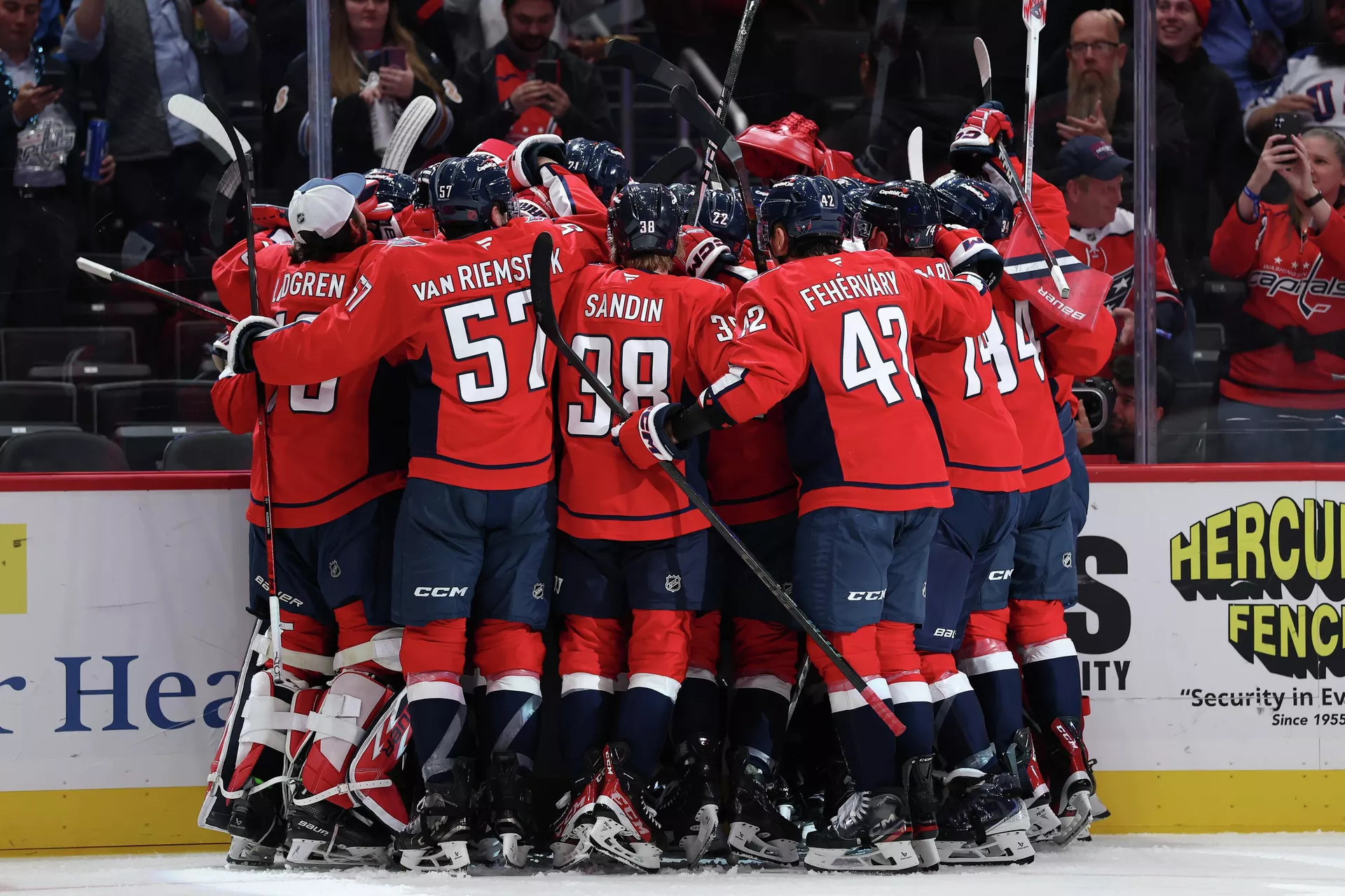 Хоккеист Вашингтон Кэпиталз поздравляют Александра Овечкина - РИА Новости, 1920, 06.11.2025