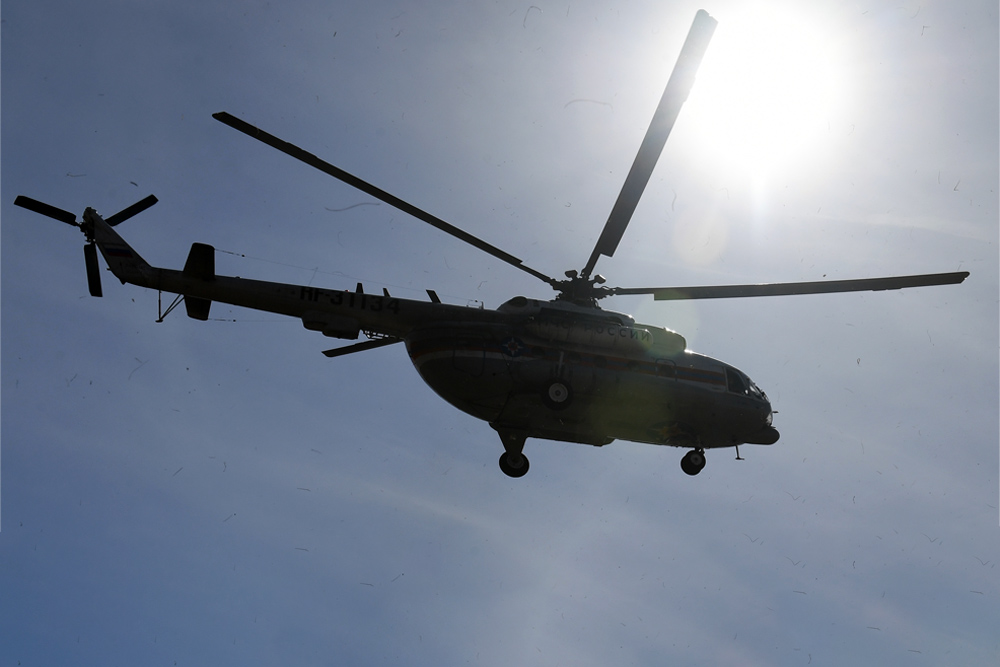 К месту ЧП с вертолетом на Колыме вылетели спасатели для эвакуации пострадавших