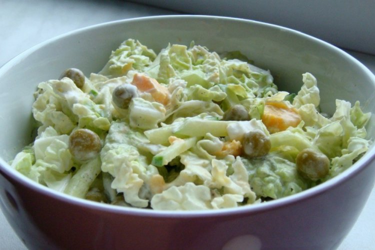 Салат с капустой, огурцами и зеленым горошком Салат с капустой, огурцами и зеленым горошком