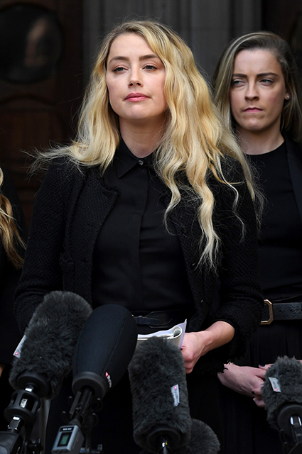 СМИ: у Джонни Деппа начался роман с актрисой и моделью Софи Германн СМИ: у Джонни Деппа начался роман с актрисой и моделью Софи Германн Звездные пары