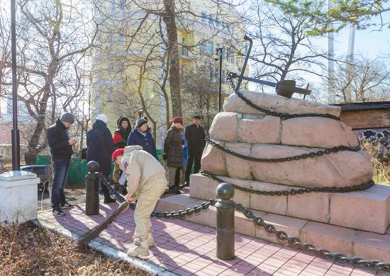 В Приморском крае юнармейцы приняли участие в уборке и благоустройстве мемориальных комплексов