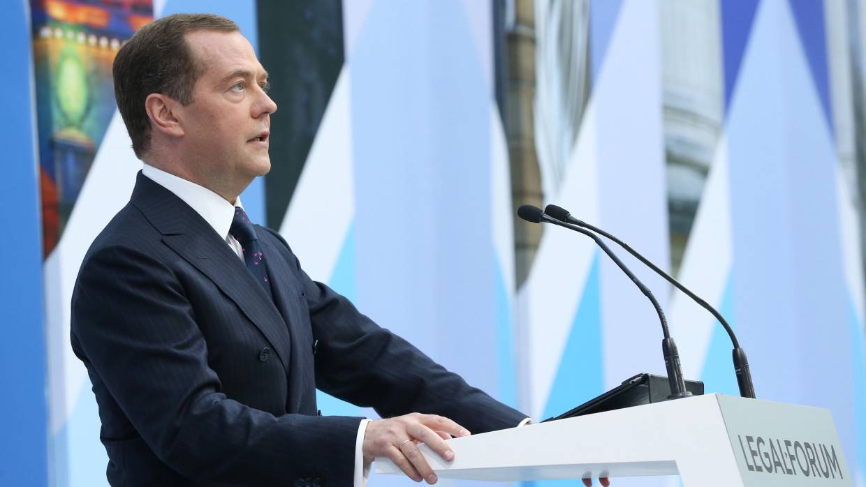 Медведев: необходимо избежать реальных военных действий между Россией и НАТО