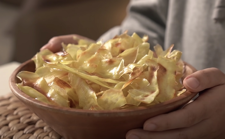 Берем одну картофелину и превращаем ее в миску домашних чипсов