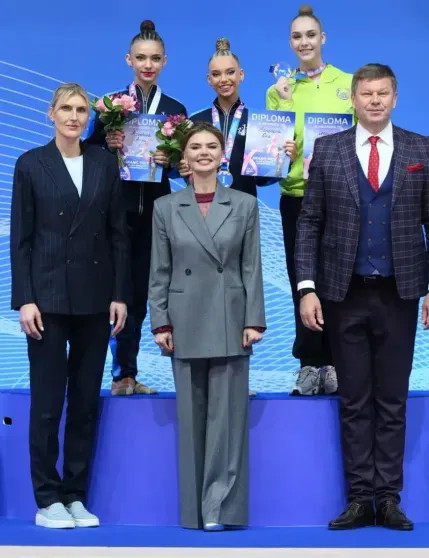 Алина Кабаева появилась на турнире по гимнастике в элегантных образах