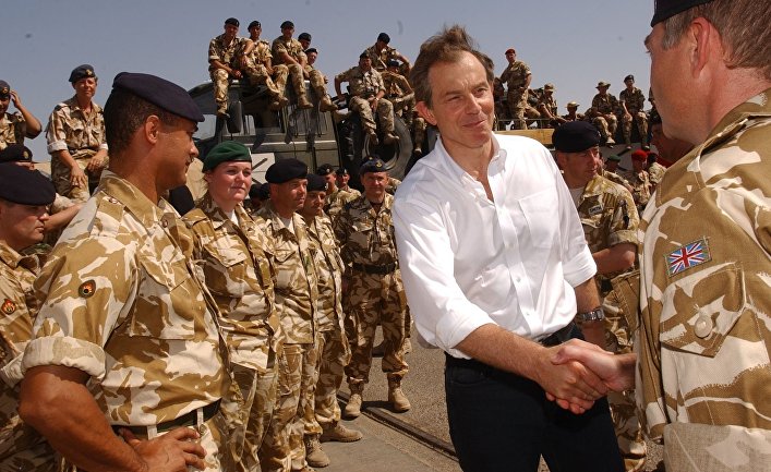 Премьер-министр Великобритании Тони Блэр во время посещения британских военных на юге Ирака