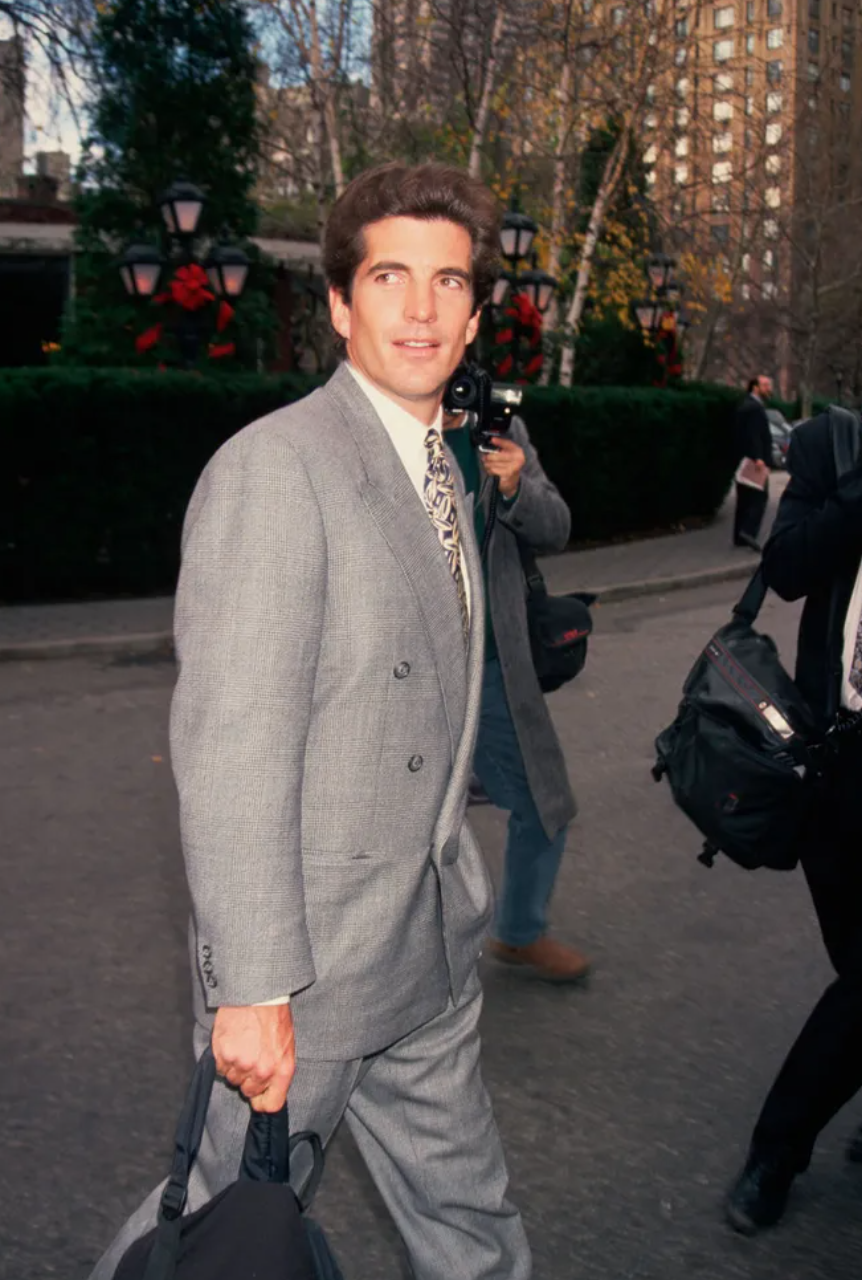 Любимец Америки: что известно о Джоне Кеннеди-младшем Кеннедимладший, Кэролин, Кеннеди, Бессетт, президента, Жаклин, Джона, Однако, после, журнал, Кеннедимладшего, спустя, После, кольцо, всего, только, Лорен, помолвочное, встречался, которым