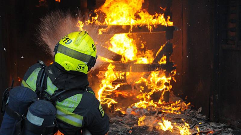 Здание бывшей гостиницы загорелось на 2 тыс. «квадратов» в Саратове