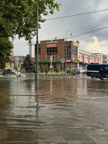 Водой топит улицы, но в кране ее нет: мощный ливень и коммунальные проблемы обрушились на Динскую в Краснодарском крае