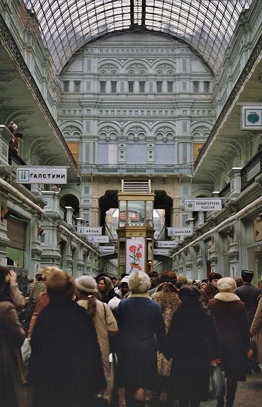 Год 1984: Атмосферные фотографии советской Москвы и москвичей столицы, районе, голландец, Предлагаем, автомобильную, настоящую, Москве, найти, умудрился, ЦПКиО12Автор, Горького11Аттракционы, Парке, пальто10«Следы, капитализма», ВДНХ14Такие, однотипные, одеты, женщины, Кремле, экскурсии