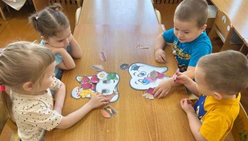 В рамках недели здоровья во второй младшей группе N 3 провели занятие на тему: “Правильное Питание”.