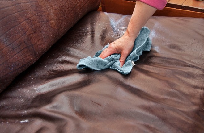 Как почистить белый диван из экокожи