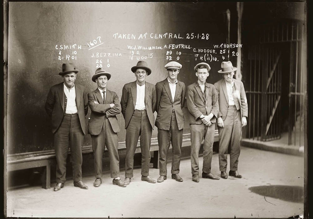 Портреты преступников 1920-х годов пометке, уголовного, сказано, справа, клиентов, мафию, слева, мафии, Работал, целью, «Очень, Чикаго, гангстеров, после, ценных, опасны, очень, полиции, болтливых, После
