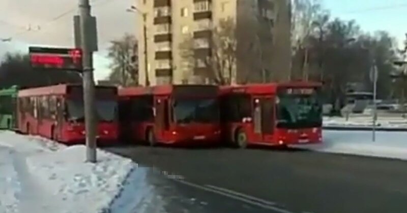 Три жадных водителя: в Казани не поделили дорогу автобусы водители,дороги,ДТП,Марки и модели,штрафы