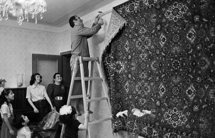 Ковер стоил наравне с мебелью.