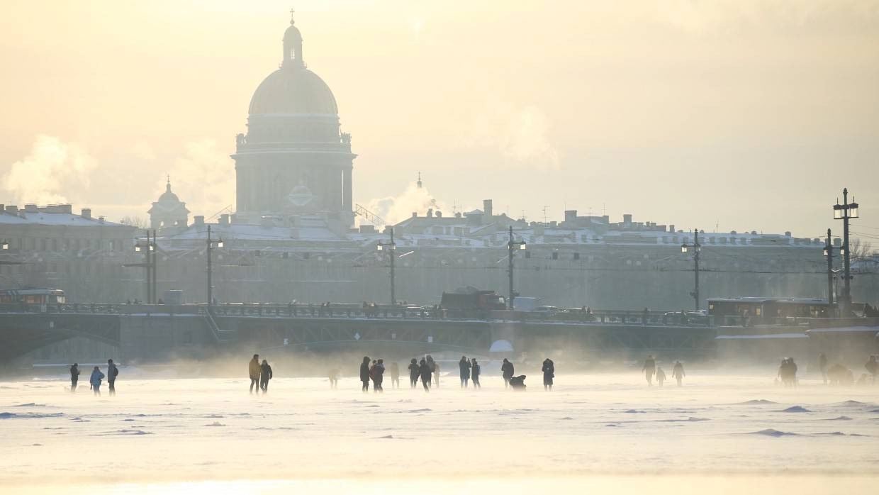В петербурге дворник спас. Лед в Питере. Фото дворники Петербурга.