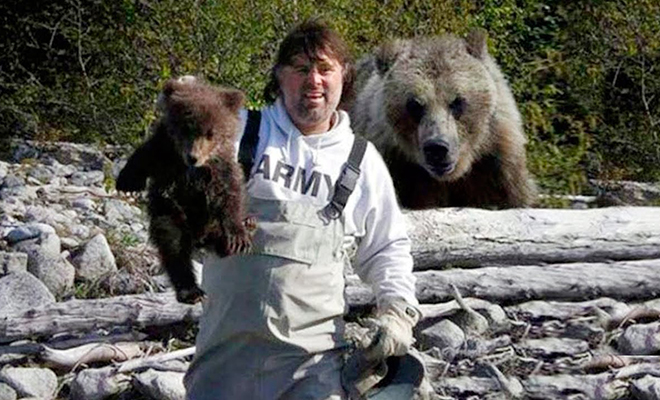 Рыбак спас из воды медвежонка, а на следующий день его нашла медведица Культура