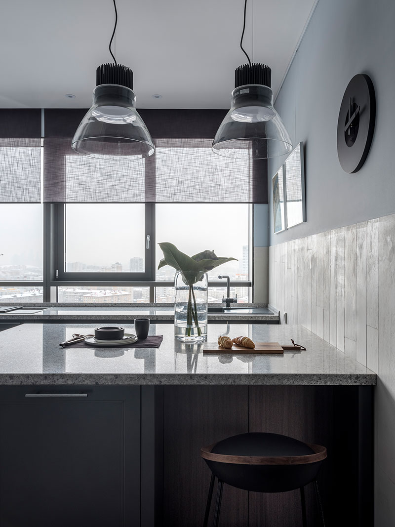 Глубокие оттенки и спрятанная спальня: необычная квартира студентки в Москве интерьер и дизайн