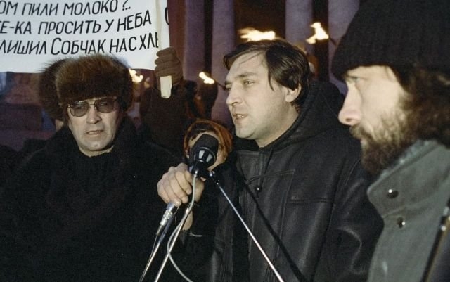 Журналист Александр Невзоров на митинге в Санкт-Петербурге, декабрь 1991 года.