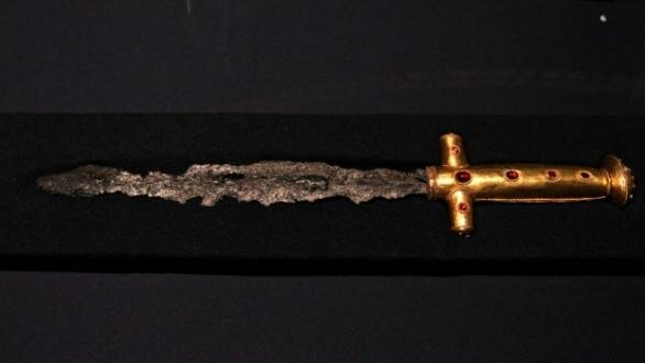 Может быть этот меч и есть тот самый меч марса. А может быть меч из метеоритного железа, что откопали в Венгрии. Надеемся , что ни тот, ни другой - хватит с нас непобедимых завоевателей мира, обладающих волшебными артефактами.