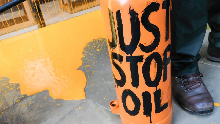 Источник раскрыл причины введения потолка цен на российскую нефть в ЕС