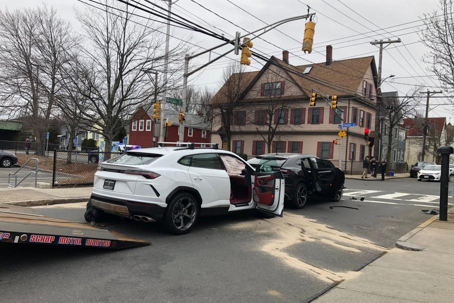 Подростки угнали из автосалона два Lamborghini Urus. И врезались друг в друга
