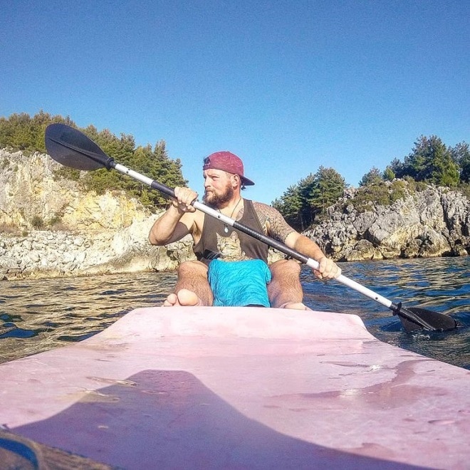 Голодный котенок, которого спас мужчина, отважно путешествует с ним по белу свету на велосипеде Голодный котенок, которого спас мужчина, отважно путешествует с ним по белу свету на велосипеде истории из жизни