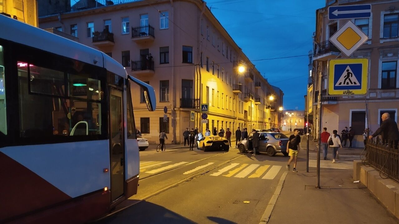 Блогер на Lamborghini попал в ДТП в Петербурге