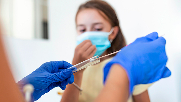 "ЗАПАСНЫХ ДЕТЕЙ У НАС НЕТ". РОДИТЕЛЕЙ ВОЗМУТИЛ ЭКСПЕРИМЕНТ С ПЦР-ТЕСТАМИ