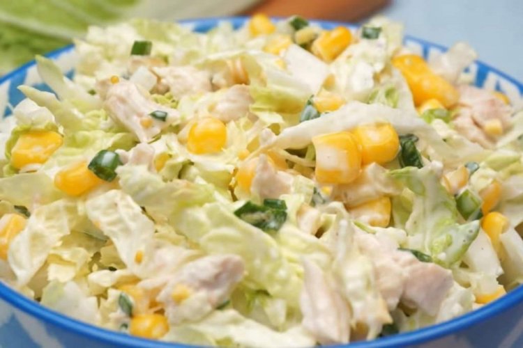Салат с капустой, огурцами, курицей и кукурузой Салат с капустой, огурцами, курицей и кукурузой