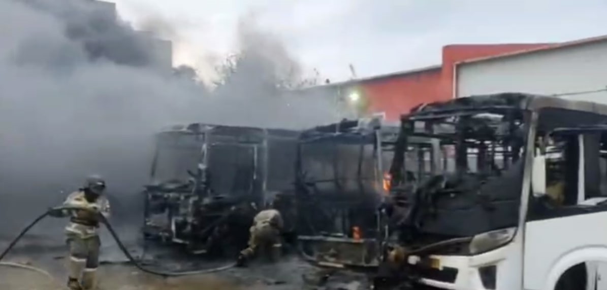 Дело об поджоге возбудили во Владивостоке из-за сгоревших в пожаре 8 автобусов