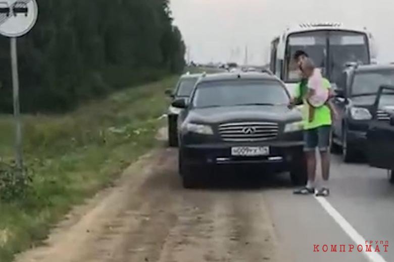 Infiniti попытался задавить мужчину с годовалой дочкой на руках
