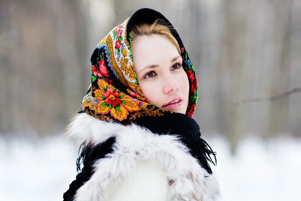 Женщина в платке зимой