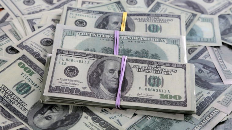 Курс доллара на торгах Мосбиржи поднялся выше 82 рублей