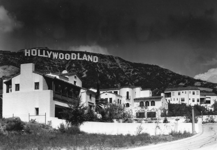 Изначально надпись на горе Маунт-Ли была рекламной кампанией жилья в квартале Голливуд - «HOLLYWOODLAND» / Фото: i.kym-cdn.com Изначально надпись на горе Маунт-Ли была рекламной кампанией жилья в квартале Голливуд - «HOLLYWOODLAND» / Фото: i.kym-cdn.com