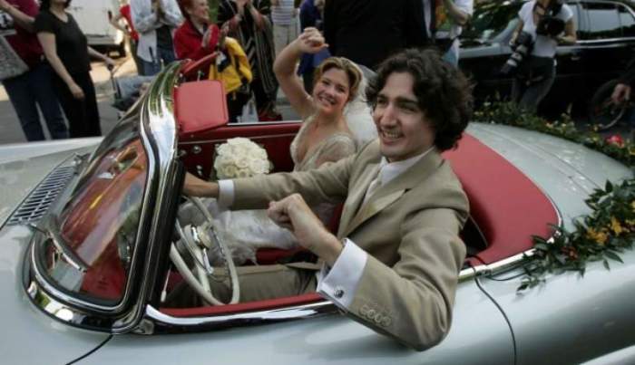 На фото улыбающийся Трюдо в день свадьбы в 2005 году, через 10 лет он стал вторым самым молодым премьер-министром в истории Канады.