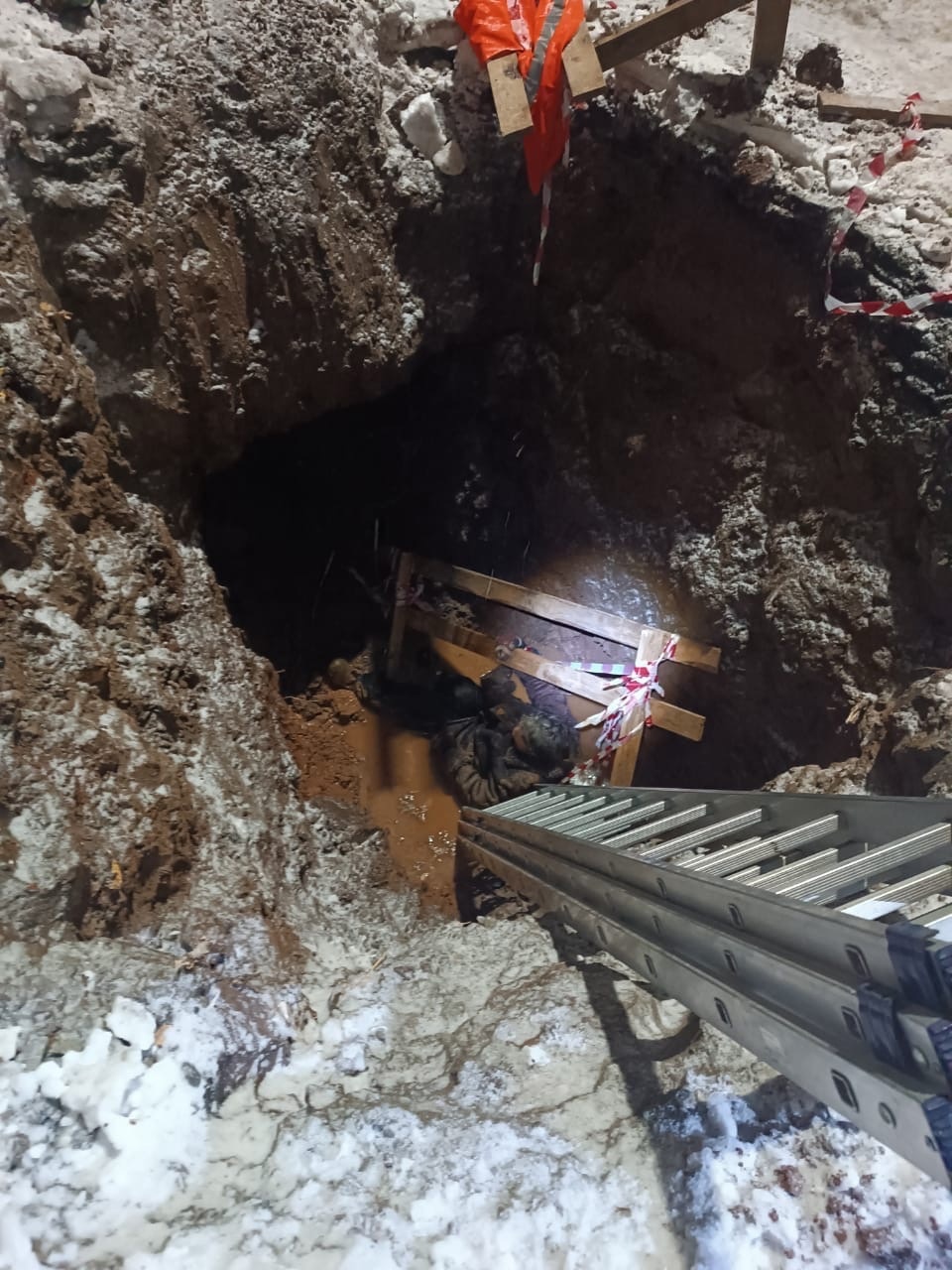 В Сарапуле женщина упала в яму ремонтного раскопа