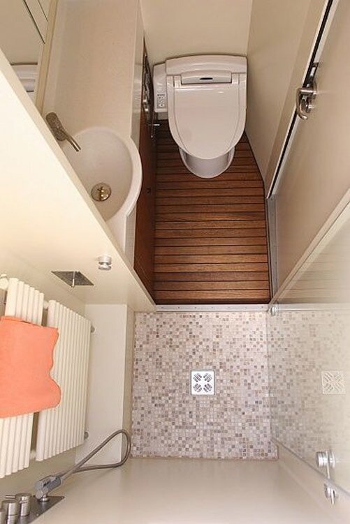 Хрущевские квартиры славятся своим небольшим размером, и ванная комната или туалет в них обычно являются одними из самых узких помещений.-18