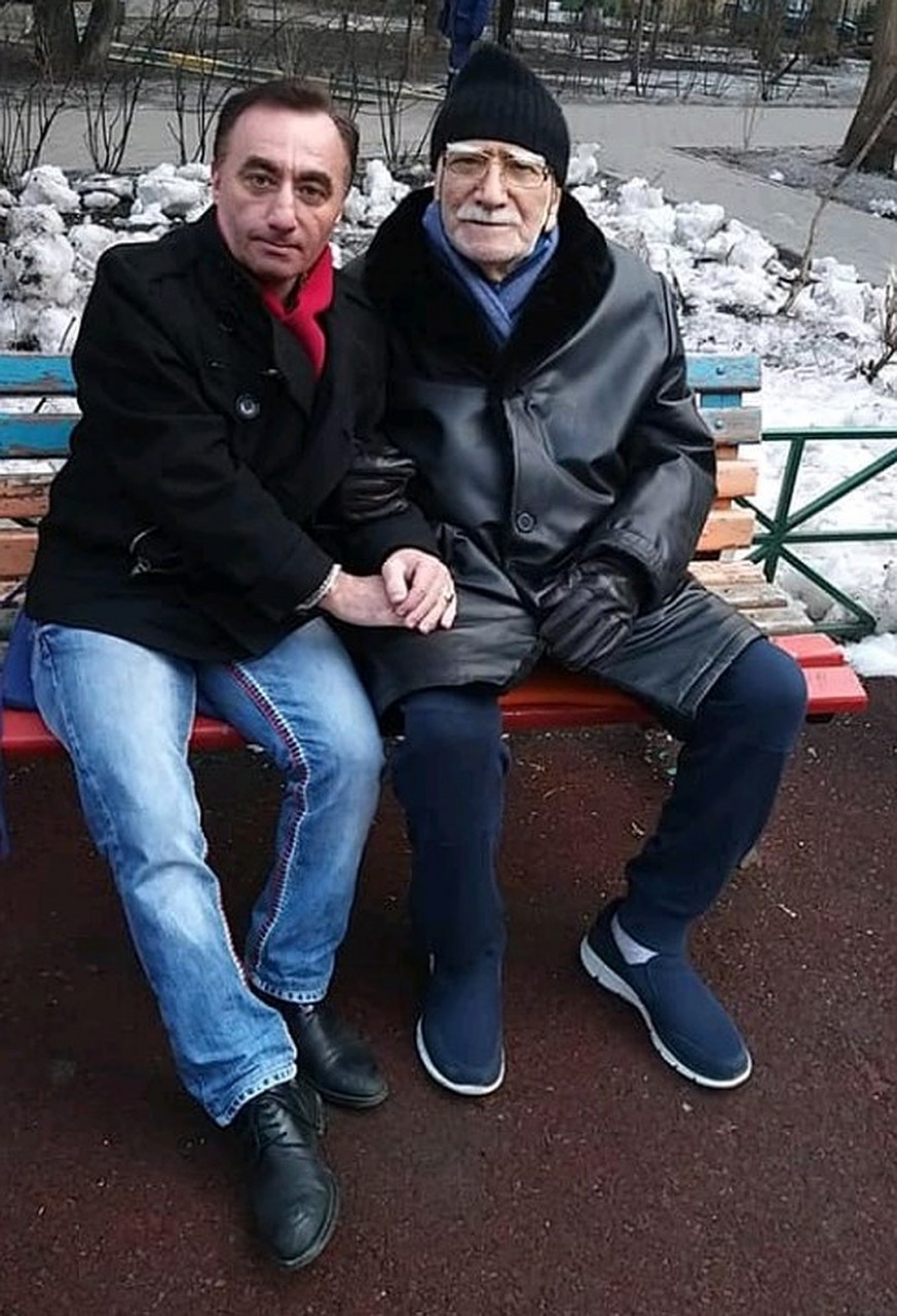 83-летнего Джигарханяна выписали из больницы: актер похудел и выглядит модником 83-летнего Джигарханяна выписали из больницы: актер похудел и выглядит модником актер