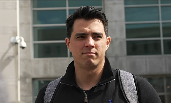 Семейная пара купила большой дом, а затем узнала, что вместе с ними живет неизвестный Семейная пара купила большой дом, а затем узнала, что вместе с ними живет неизвестный