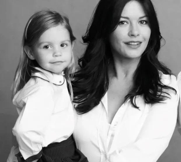 Кэтрин Зета-Джонс показала архивные фото с дочерью в честь её дня рождения Кэтрин, ЗетаДжонс, Дугласа, Майкла, ЗетаДугласКэрис, архивные, второй, сериала, актрисы, пошла, Кэрис, якобы, сделала, сезона, съёмкам, второго, Уэнсдей, исполнила, Мортиши, которую