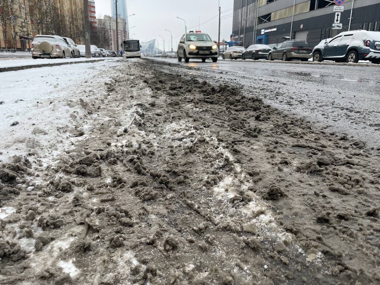 Журналисты показали, как выглядят спальные районы Петербурга после ночного снегопада